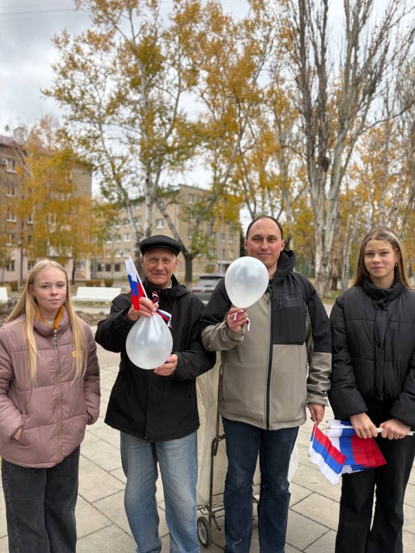 В День народного единства молодежь Харцызска показала, что единство – это не просто слова, а реальные дела! Совместно с Народной Дружиной провели акцию, подарив пожилым людям и детям частичку праздника – воздушные шары и... В День народного единства молодежь Харцызска показала, что единство – это не просто слова, а реальные дела! Совместно с Народной Дружиной провели акцию, подарив пожилым людям и детям частичку праздника – воздушные шары и...