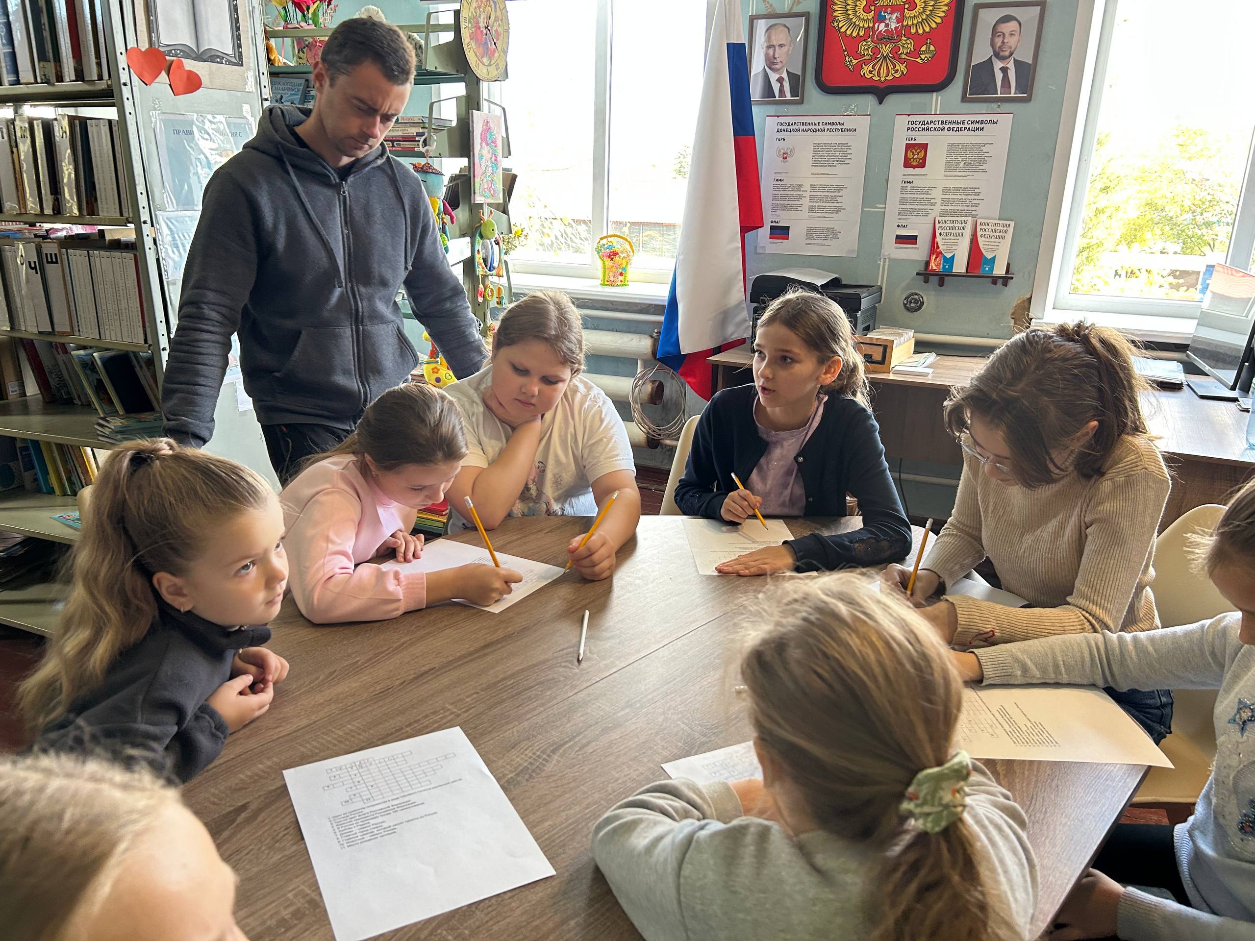 Мы сильны единством. В рамках беседы с детьми с. Вольное, выступил протоиерей Андрей Владимирович Раевский, настоятель Свято-Вознесенского храма села Вольное Мы сильны единством. В рамках беседы с детьми с. Вольное, выступил протоиерей Андрей Владимирович Раевский, настоятель Свято-Вознесенского храма села Вольное