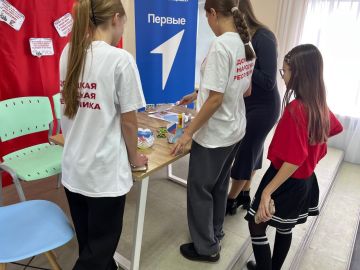 Ребята ГБОУ "Свободненская школа Волновахского м.о" провели мастер-класс по изготовлению коллажа ко Дню Народного единства