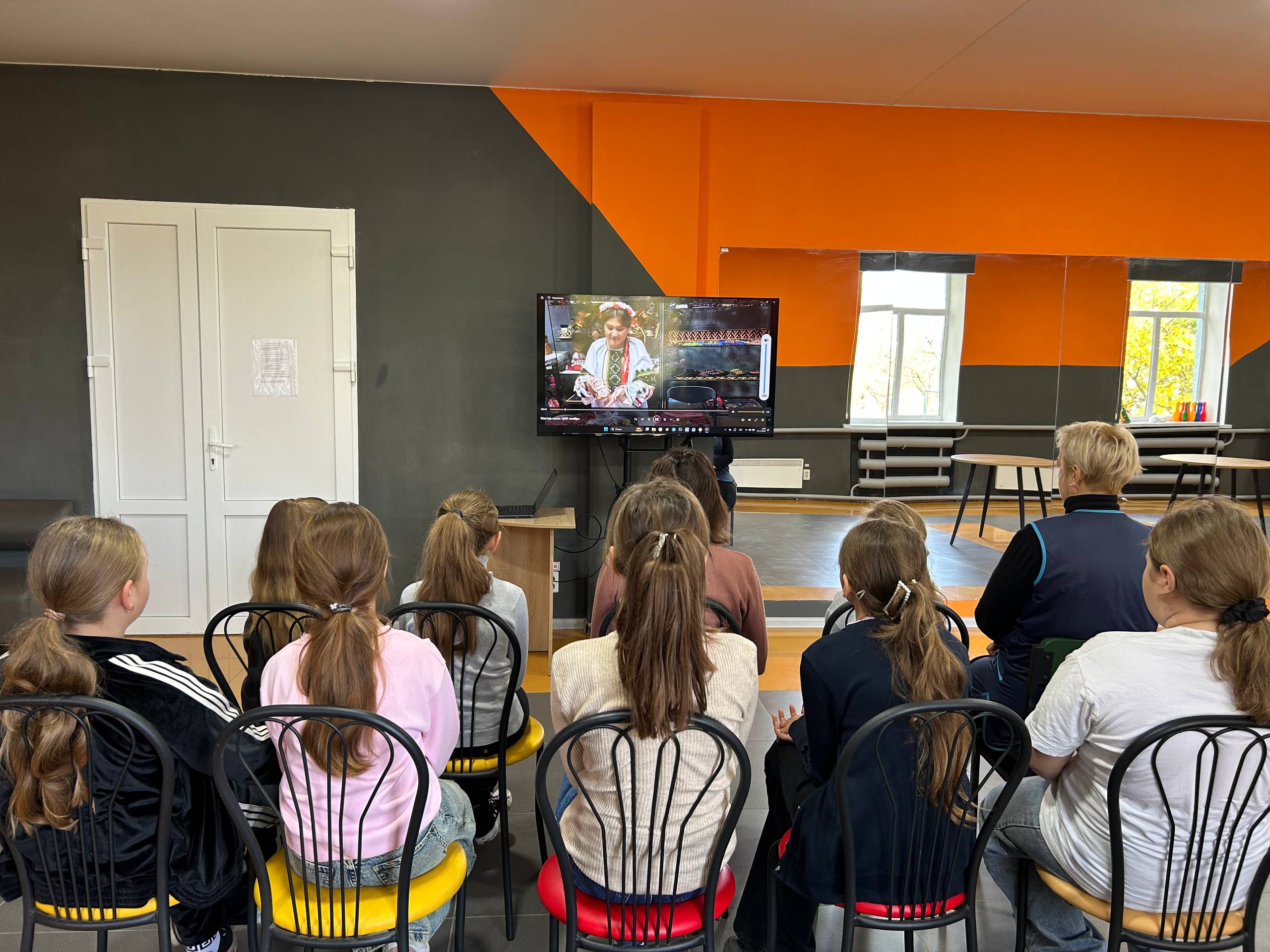 Ко Дню народного единства участники художественной самодеятельности вместе со специалистами МАУК "Надымская РКС" Центра национальных культур провели увлекательный мастер-класс по изготовлению куклы-мотанки "Ангел"