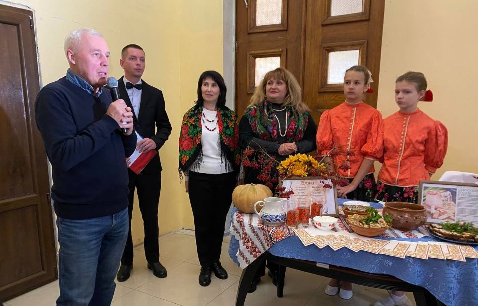 Сегодня в Харцызском Дворце культуры, в рамках партийного проекта Единой России «Культура малой Родины», состоялся яркий гастрономический фестиваль, продемонстрировавший богатство кулинарных традиций разных народов Сегодня в Харцызском Дворце культуры, в рамках партийного проекта Единой России «Культура малой Родины», состоялся яркий гастрономический фестиваль, продемонстрировавший богатство кулинарных традиций разных народов