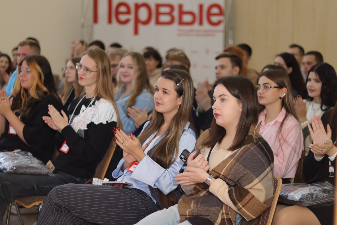 "Источник патриотизма и света": молодежь ДНР отметила День народного единства праздничными гуляниями "Источник патриотизма и света": молодежь ДНР отметила День народного единства праздничными гуляниями