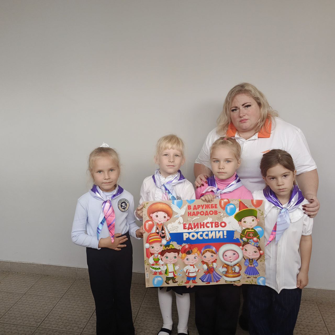 День народного единства. Ежегодно 4 ноября наша страна отмечает День народного единства. Более 190 народов и народностей, проживающих на территории Российской Федерации, объединяет общая история, память и верность традициям День народного единства. Ежегодно 4 ноября наша страна отмечает День народного единства. Более 190 народов и народностей, проживающих на территории Российской Федерации, объединяет общая история, память и верность традициям