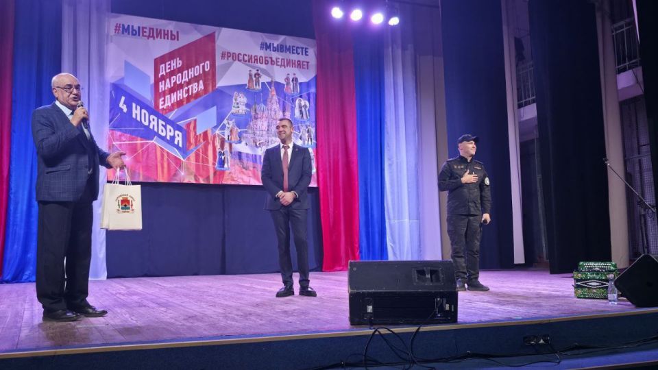 «В ЕДИНСТВЕ НАША СИЛА!». Во вторник, 04 ноября 2025 года, в МБУ «Дворец культуры имени Владимира Маяковского городского округа Торез» состоялся концерт, приуроченный ко Дню народного единства «В ЕДИНСТВЕ НАША СИЛА!». Во вторник, 04 ноября 2025 года, в МБУ «Дворец культуры имени Владимира Маяковского городского округа Торез» состоялся концерт, приуроченный ко Дню народного единства