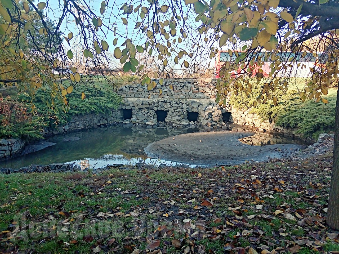 Воды не много, но она есть: после дождей водоемы в сквере у "Конти" в Донецке стали заметно полнее Воды не много, но она есть: после дождей водоемы в сквере у "Конти" в Донецке стали заметно полнее