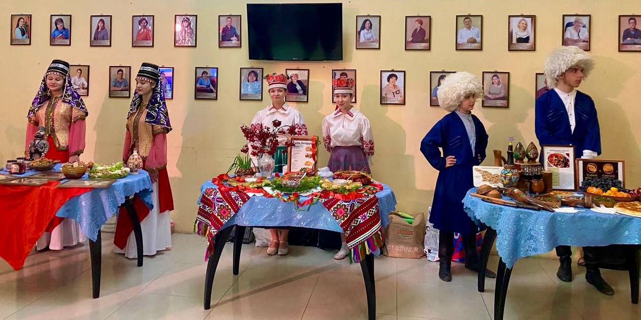 Сегодня в Харцызском Дворце культуры, в рамках партийного проекта Единой России «Культура малой Родины», состоялся яркий гастрономический фестиваль, продемонстрировавший богатство кулинарных традиций разных народов Сегодня в Харцызском Дворце культуры, в рамках партийного проекта Единой России «Культура малой Родины», состоялся яркий гастрономический фестиваль, продемонстрировавший богатство кулинарных традиций разных народов