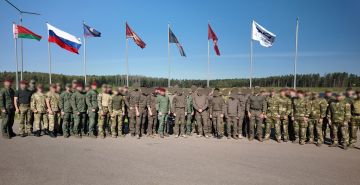 В 1612 году русские люди-разных сословий, народов и вероисповеданий-сплотились, чтобы вместе изгнать польских захватчиков и спасти Родину