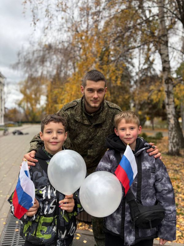 В День народного единства молодежь Харцызска показала, что единство – это не просто слова, а реальные дела! Совместно с Народной Дружиной провели акцию, подарив пожилым людям и детям частичку праздника – воздушные шары и... В День народного единства молодежь Харцызска показала, что единство – это не просто слова, а реальные дела! Совместно с Народной Дружиной провели акцию, подарив пожилым людям и детям частичку праздника – воздушные шары и...