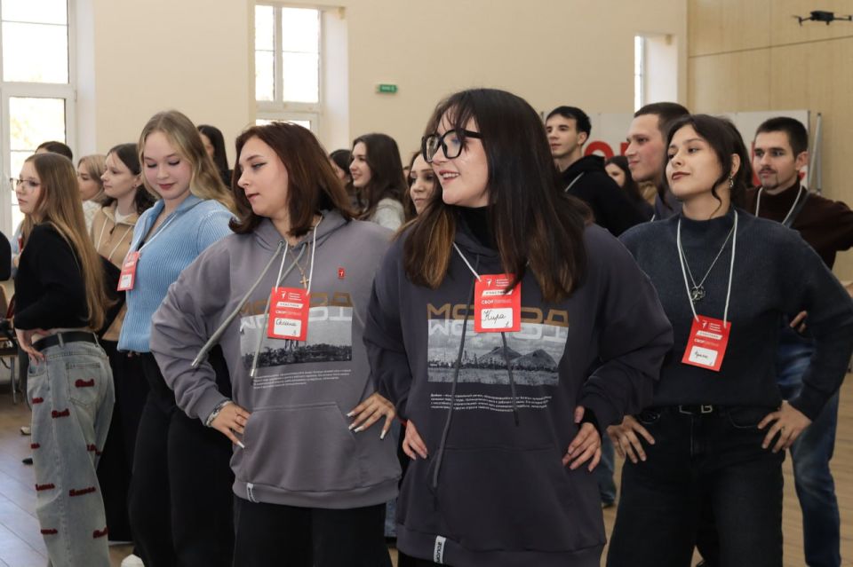 "Источник патриотизма и света": молодежь ДНР отметила День народного единства праздничными гуляниями "Источник патриотизма и света": молодежь ДНР отметила День народного единства праздничными гуляниями