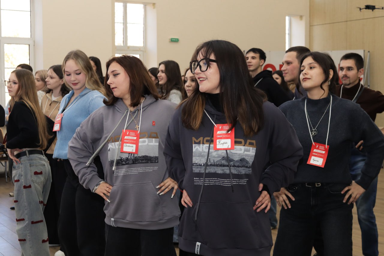 "Источник патриотизма и света": молодежь ДНР отметила День народного единства праздничными гуляниями "Источник патриотизма и света": молодежь ДНР отметила День народного единства праздничными гуляниями