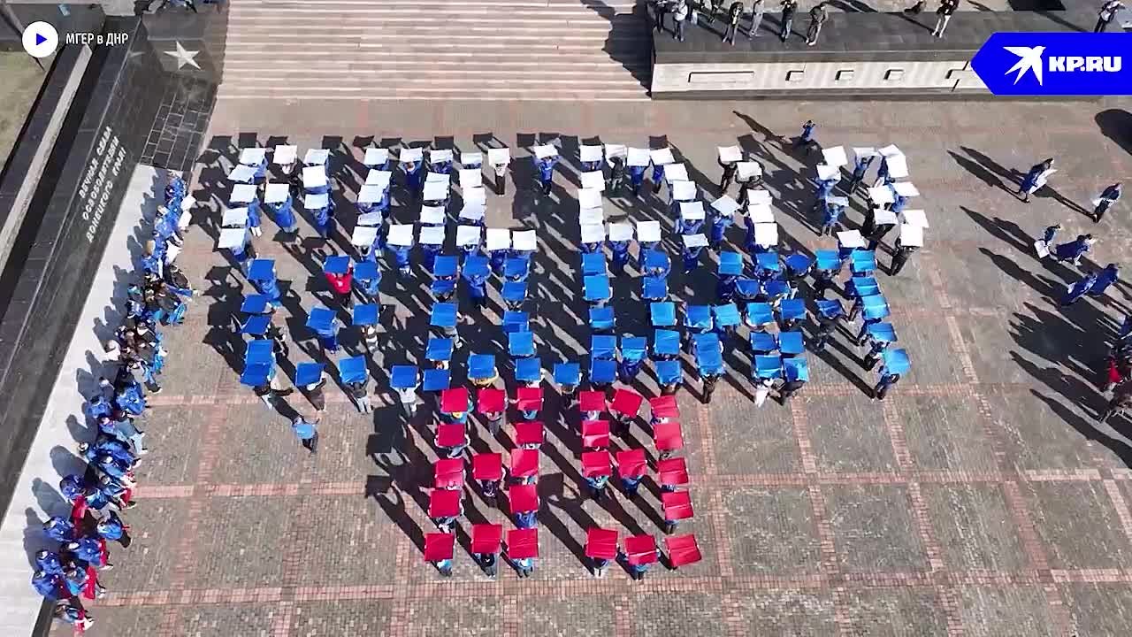 «Россия как никогда едина!»: В Донецке молодежь ко Дню народного единства провела праздничный флешмоб