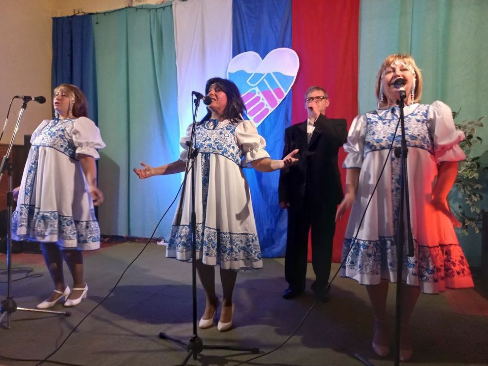 В МБУ "Светлодарский ДК"п.Новолуганское состоялось праздничное мероприятие, посвящённое Дню народного единства В МБУ "Светлодарский ДК"п.Новолуганское состоялось праздничное мероприятие, посвящённое Дню народного единства