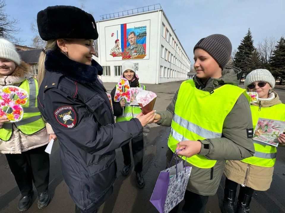 В Донецкой академии транспорта в День народного единства подвели итоги открытого онлайн-фотоконкурса «Люблю тебя, мой край родной», посвящённого Дню государственного флага Донецкой Народной Республики и Году защитника... В Донецкой академии транспорта в День народного единства подвели итоги открытого онлайн-фотоконкурса «Люблю тебя, мой край родной», посвящённого Дню государственного флага Донецкой Народной Республики и Году защитника...