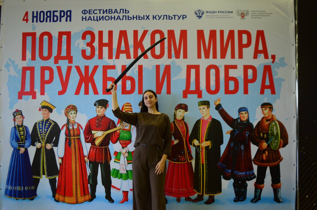 Гигантский флаг, этнографический диктант и вручение паспортов: Как в ДНР отметили День народного единства Гигантский флаг, этнографический диктант и вручение паспортов: Как в ДНР отметили День народного единства