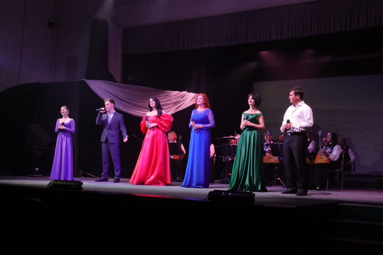 4 ноября 2025 года Мариупольский русский драматический театр провел уникальную культурно-патриотическую акцию — концерт «Мы все потомки Минина с Пожарским…» 4 ноября 2025 года Мариупольский русский драматический театр провел уникальную культурно-патриотическую акцию — концерт «Мы все потомки Минина с Пожарским…»