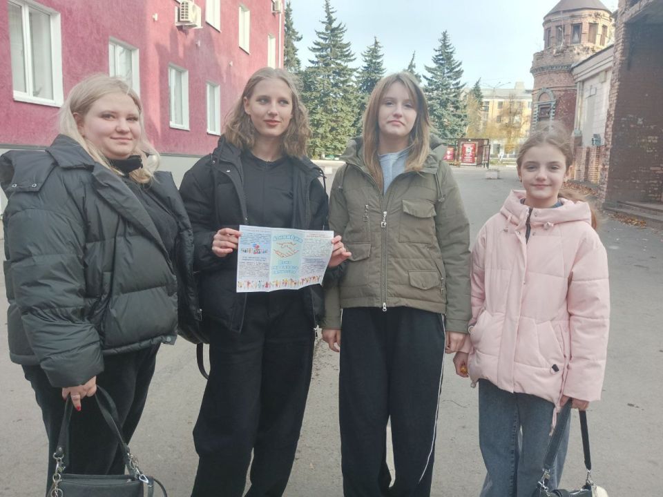 Сегодня, в День Народного Единства, сотрудники МБУ "Центр культуры и досуга города Дебальцево" провели информационную акцию Сегодня, в День Народного Единства, сотрудники МБУ "Центр культуры и досуга города Дебальцево" провели информационную акцию