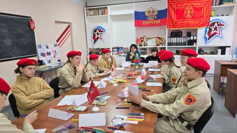 Метафорические карты и семейный герб: психологический тренинг для горловских юнармейцев Метафорические карты и семейный герб: психологический тренинг для горловских юнармейцев