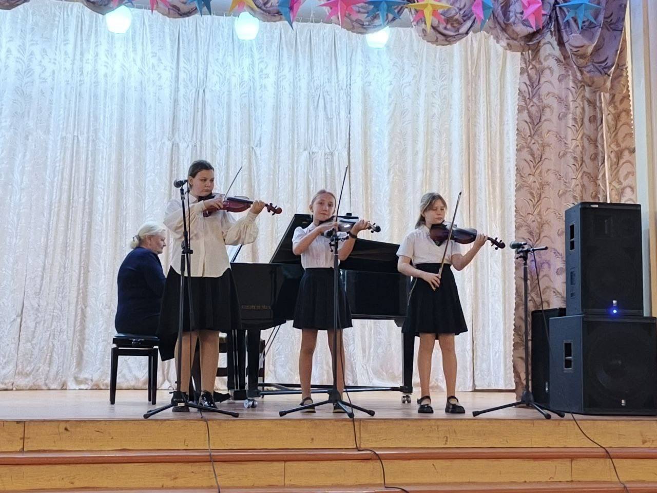 Сегодня, 04 ноября в честь Дня народного единства состоялся праздничный концерт учащихся и преподавателей МБУДО "ЗДШИ" под названием "Мы сила, дух одного народа!" Сегодня, 04 ноября в честь Дня народного единства состоялся праздничный концерт учащихся и преподавателей МБУДО "ЗДШИ" под названием "Мы сила, дух одного народа!"