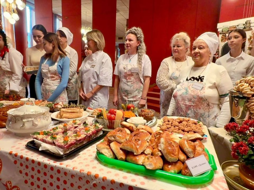 Ко Дню народного единства в Иловайском Доме науки и техники Донецкого филиала ФГУП «Железные дороги Новороссии» прошел Фестиваль русской кухни Ко Дню народного единства в Иловайском Доме науки и техники Донецкого филиала ФГУП «Железные дороги Новороссии» прошел Фестиваль русской кухни