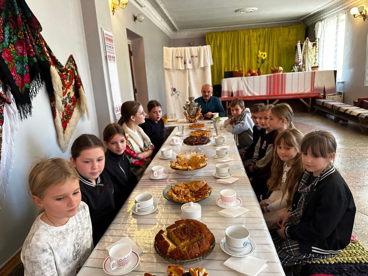 Пир на весь мир. На пир к детям Златоустовки с поздравлениями пришёл депутат первого созыва Волновахского МО Иван Разумный