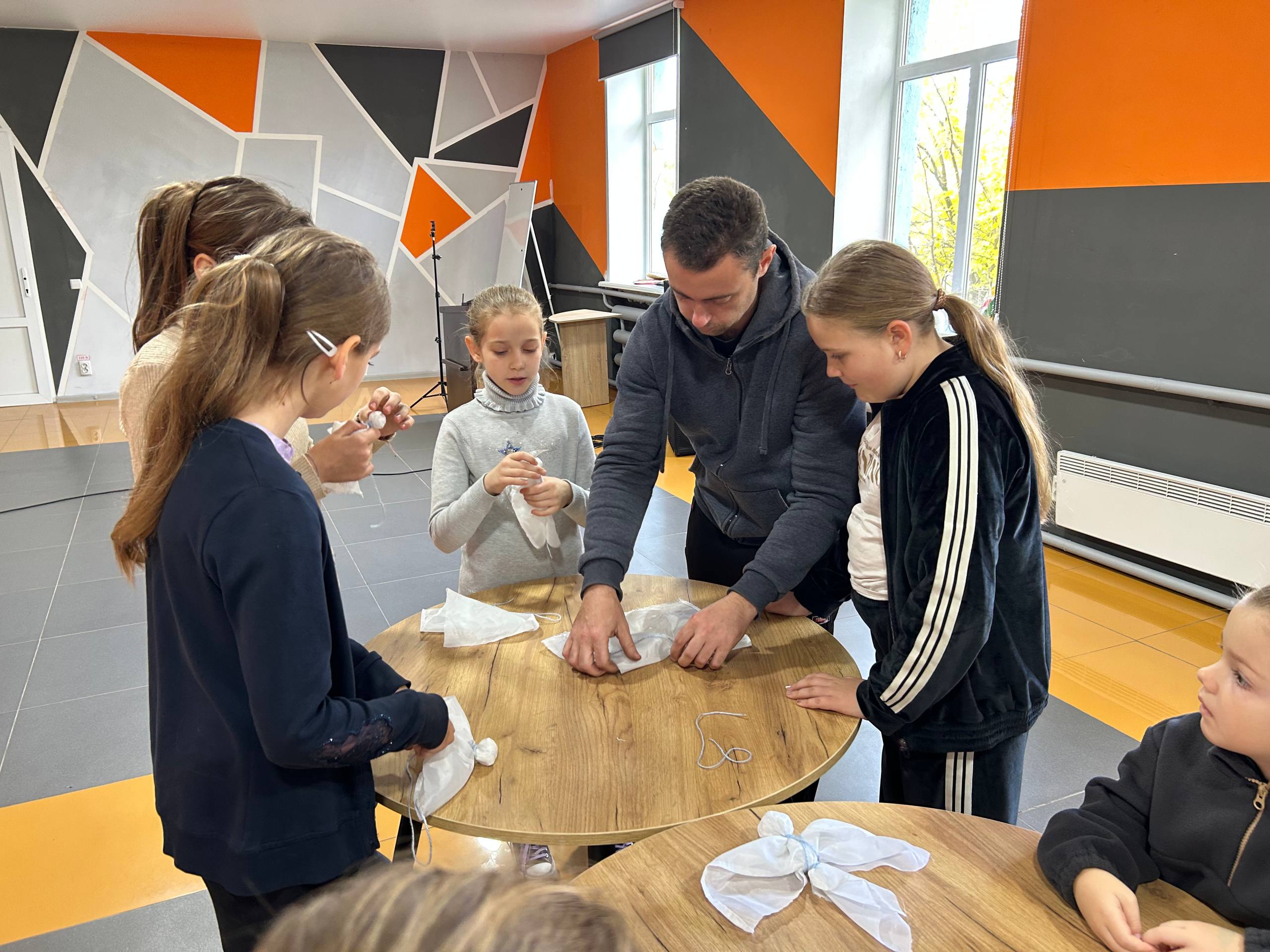 Ко Дню народного единства участники художественной самодеятельности вместе со специалистами МАУК "Надымская РКС" Центра национальных культур провели увлекательный мастер-класс по изготовлению куклы-мотанки "Ангел" Ко Дню народного единства участники художественной самодеятельности вместе со специалистами МАУК "Надымская РКС" Центра национальных культур провели увлекательный мастер-класс по изготовлению куклы-мотанки "Ангел"