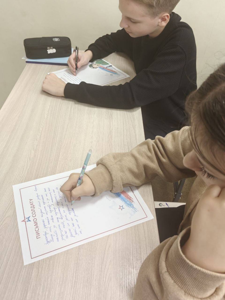 Акция «Тепло сердец» в Мангушском округе: школьники поздравили российских военнослужащих Акция «Тепло сердец» в Мангушском округе: школьники поздравили российских военнослужащих