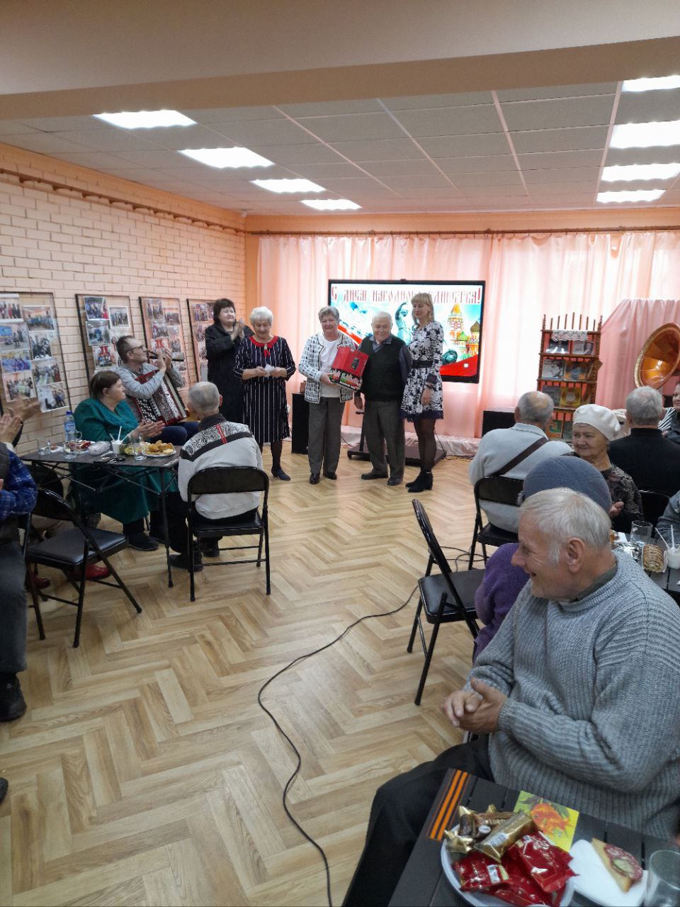 Накануне праздника Дня народного единства в стенах Ясиноватского городского музея собрались ветераны локомотивного депо Ясиноватая Донецкого филиала ФГУП «ЖДН» Накануне праздника Дня народного единства в стенах Ясиноватского городского музея собрались ветераны локомотивного депо Ясиноватая Донецкого филиала ФГУП «ЖДН»