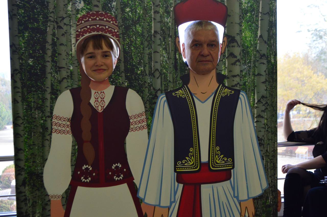 Гигантский флаг, этнографический диктант и вручение паспортов: Как в ДНР отметили День народного единства Гигантский флаг, этнографический диктант и вручение паспортов: Как в ДНР отметили День народного единства