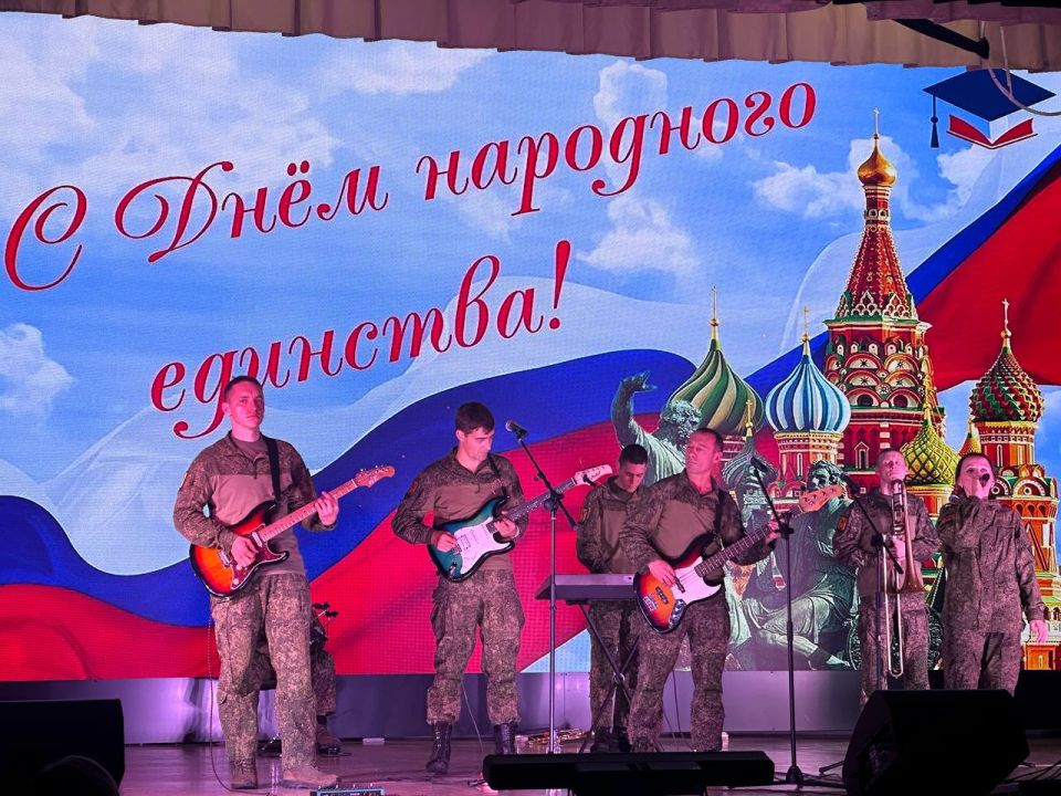 Наталья Великодная: Накануне Дня народного единства в Тельмановском районном Доме культуры состоялся концерт с участием вокально-инструментального ансамбля 200-й артиллерийской бригады Восточного военного округа Наталья Великодная: Накануне Дня народного единства в Тельмановском районном Доме культуры состоялся концерт с участием вокально-инструментального ансамбля 200-й артиллерийской бригады Восточного военного округа