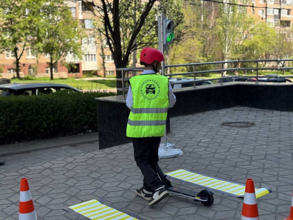 В Донецкой академии транспорта в День народного единства подвели итоги открытого онлайн-фотоконкурса «Люблю тебя, мой край родной», посвящённого Дню государственного флага Донецкой Народной Республики и Году защитника... В Донецкой академии транспорта в День народного единства подвели итоги открытого онлайн-фотоконкурса «Люблю тебя, мой край родной», посвящённого Дню государственного флага Донецкой Народной Республики и Году защитника...