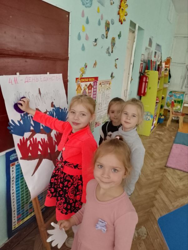 4 ноября в России отмечают "День народного единства" - государственный праздник, который символизирует сплочённость, взаимопомощь и силу народа 4 ноября в России отмечают "День народного единства" - государственный праздник, который символизирует сплочённость, взаимопомощь и силу народа
