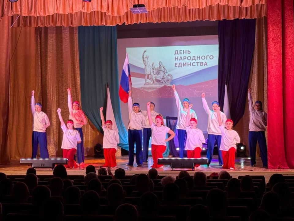 В Урзуфском сельском Доме культуры состоялся большой праздничный концерт «Народов дружная страна», посвященный Дню народного единства В Урзуфском сельском Доме культуры состоялся большой праздничный концерт «Народов дружная страна», посвященный Дню народного единства