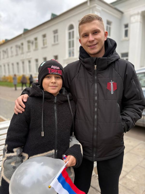В День народного единства молодежь Харцызска показала, что единство – это не просто слова, а реальные дела! Совместно с Народной Дружиной провели акцию, подарив пожилым людям и детям частичку праздника – воздушные шары и... В День народного единства молодежь Харцызска показала, что единство – это не просто слова, а реальные дела! Совместно с Народной Дружиной провели акцию, подарив пожилым людям и детям частичку праздника – воздушные шары и...