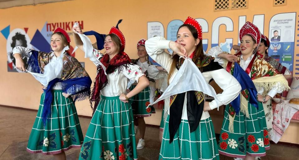 День народного единства. Ежегодно 4 ноября наша страна отмечает День народного единства. Более 190 народов и народностей, проживающих на территории Российской Федерации, объединяет общая история, память и верность традициям День народного единства. Ежегодно 4 ноября наша страна отмечает День народного единства. Более 190 народов и народностей, проживающих на территории Российской Федерации, объединяет общая история, память и верность традициям
