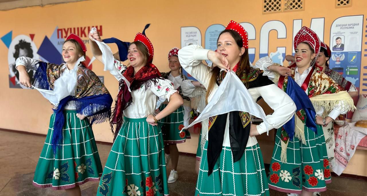 День народного единства. Ежегодно 4 ноября наша страна отмечает День народного единства. Более 190 народов и народностей, проживающих на территории Российской Федерации, объединяет общая история, память и верность традициям День народного единства. Ежегодно 4 ноября наша страна отмечает День народного единства. Более 190 народов и народностей, проживающих на территории Российской Федерации, объединяет общая история, память и верность традициям