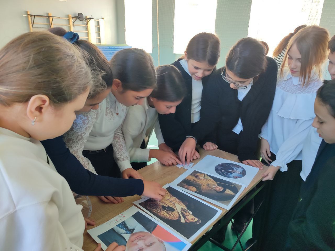 Ученики Бугасской школы с большим энтузиазмом приняли участие в квест-игре «Единство в нас», посвящённой Дню народного единства Ученики Бугасской школы с большим энтузиазмом приняли участие в квест-игре «Единство в нас», посвящённой Дню народного единства