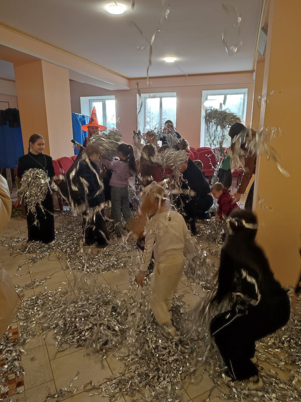 В Гранитненском сельском доме культуры для местной детворы провели осенний маскарад, конкурсную программу с участием персонажей - гориллой и проделками злобной ведьмочки В Гранитненском сельском доме культуры для местной детворы провели осенний маскарад, конкурсную программу с участием персонажей - гориллой и проделками злобной ведьмочки