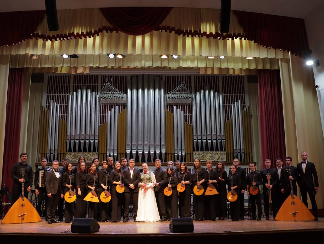 В Донецкой филармонии прошел духоподъёмный концерт «Звучание нашей страны», приуроченный ко Дню народного единства