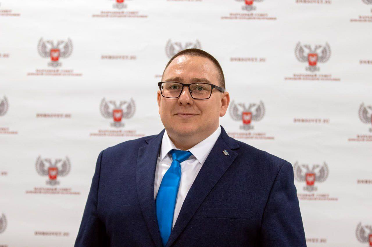 Сегодня день рождения празднует человек, стоявший у истоков создания Донецкой Народной Республики и общественного движения «Донецкая Республика», Андрей Крамар