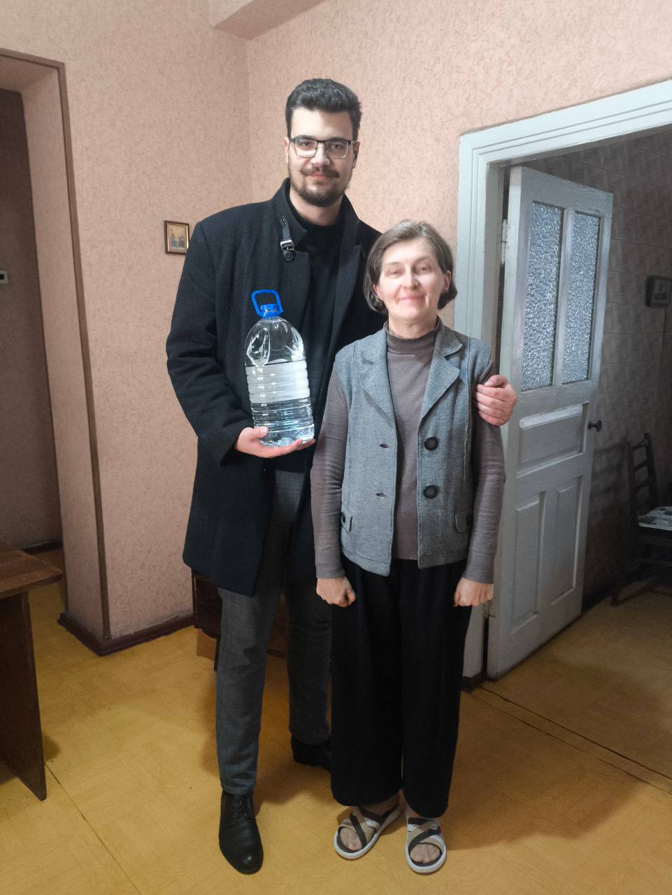 Волонтеры Горловки приняли участие во Всероссийской акции «Россия – семья семей», осуществив доставку воды пожилым людям Волонтеры Горловки приняли участие во Всероссийской акции «Россия – семья семей», осуществив доставку воды пожилым людям