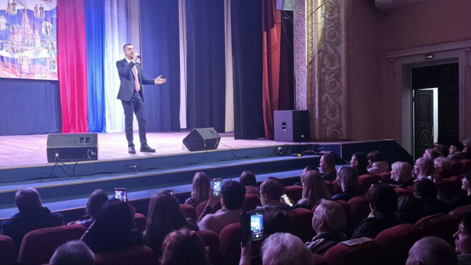 «В ЕДИНСТВЕ НАША СИЛА!». Во вторник, 04 ноября 2025 года, в МБУ «Дворец культуры имени Владимира Маяковского городского округа Торез» состоялся концерт, приуроченный ко Дню народного единства «В ЕДИНСТВЕ НАША СИЛА!». Во вторник, 04 ноября 2025 года, в МБУ «Дворец культуры имени Владимира Маяковского городского округа Торез» состоялся концерт, приуроченный ко Дню народного единства