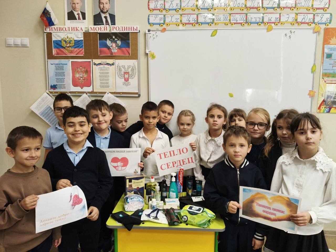 В Мангуше провели патриотическую акцию «Тепло сердец», приуроченную ко Дню народного единства В Мангуше провели патриотическую акцию «Тепло сердец», приуроченную ко Дню народного единства