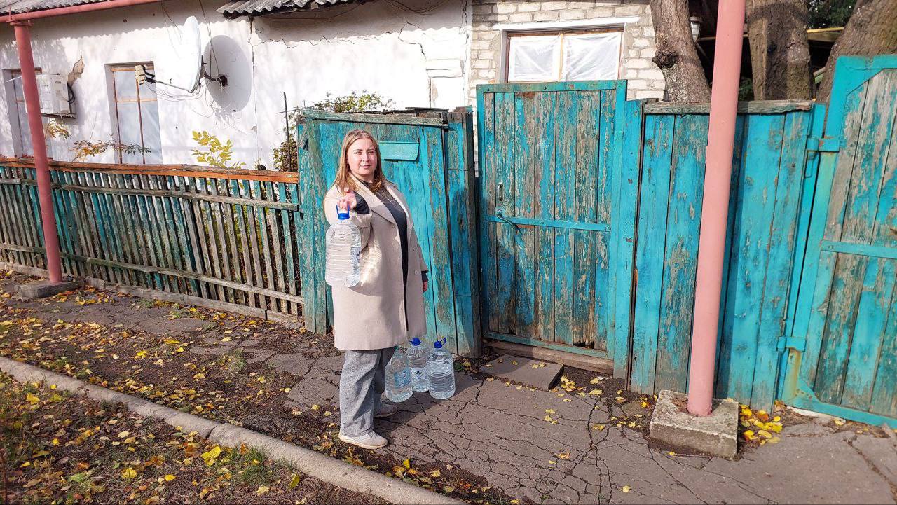 Волонтеры Горловки приняли участие во Всероссийской акции «Россия – семья семей», осуществив доставку воды пожилым людям Волонтеры Горловки приняли участие во Всероссийской акции «Россия – семья семей», осуществив доставку воды пожилым людям