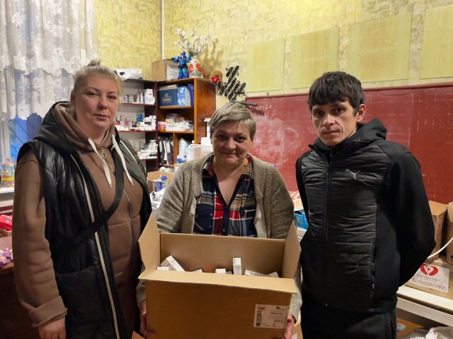 Члены Общественного совета городского округа Енакиево Сергей Варава и Нина Самохина, сегодня посетили один из пунктов временного размещения где проживают жители эвакуированных территорий региона, и передали необходимые...