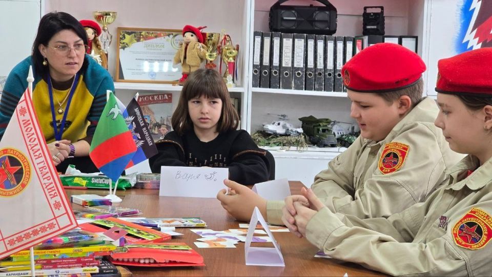 Метафорические карты и семейный герб: психологический тренинг для горловских юнармейцев Метафорические карты и семейный герб: психологический тренинг для горловских юнармейцев