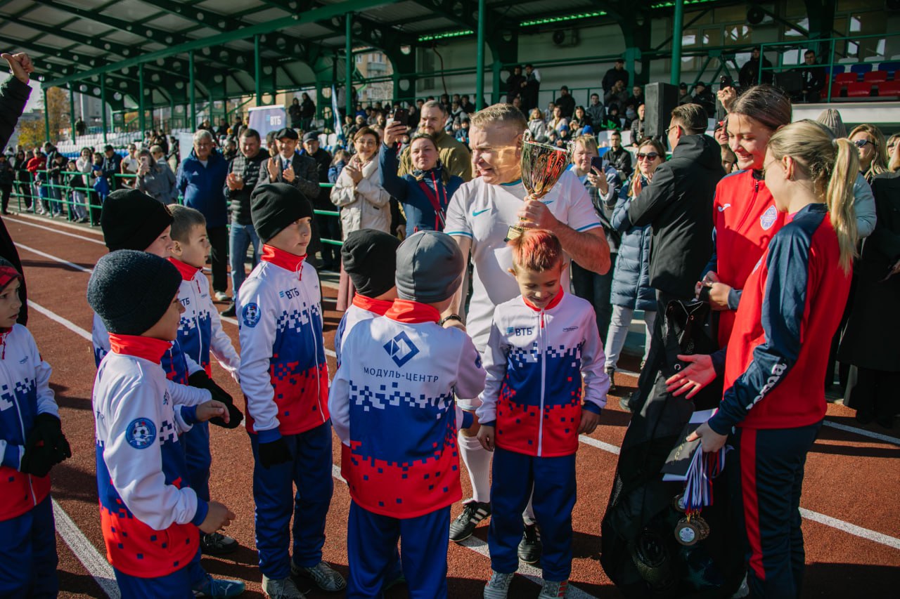 Антон Кольцов: Добрые традиции остаются неизменными - в День народного единства провели футбольный товарищеский матч между сборными командами ветеранов Санкт-Петербурга и Мариуполя Антон Кольцов: Добрые традиции остаются неизменными - в День народного единства провели футбольный товарищеский матч между сборными командами ветеранов Санкт-Петербурга и Мариуполя