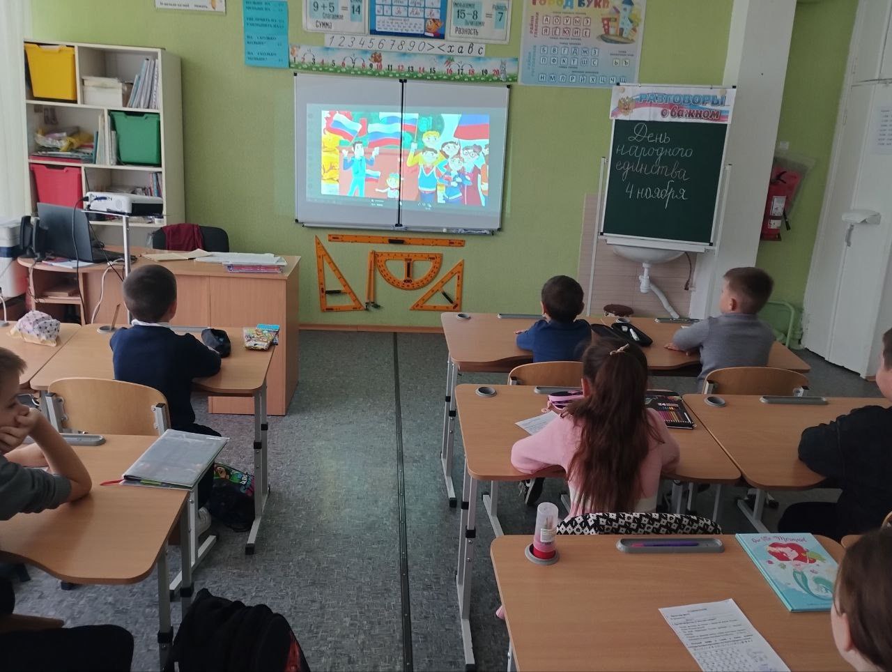 В единстве наша сила. В 1612 году народное ополчение под предводительством Кузьмы Минина и Дмитрия Пожарского освободило Москву от интервентов В единстве наша сила. В 1612 году народное ополчение под предводительством Кузьмы Минина и Дмитрия Пожарского освободило Москву от интервентов