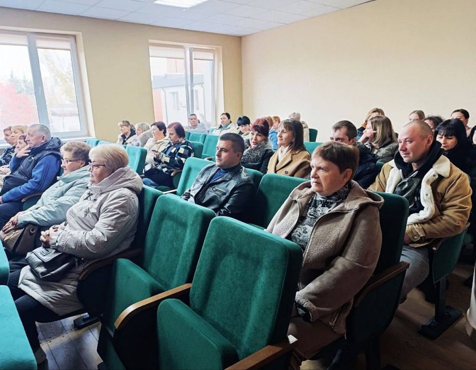 В Ждановке состоялся праздничный концерт ко Дню народного единства В Ждановке состоялся праздничный концерт ко Дню народного единства