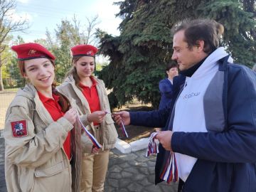 Россия - семья семей!. В День народного единства, который ежегодно отмечается в России 4 ноября, активисты филиала ГБУ ДНР «ЦРМИР» - Дом молодёжи поздравили жителей Волновахского муниципального округа