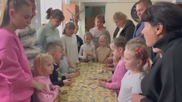 Сегодня члены Ялтинского первичного отделения партии «Единая Россия», работники культуры, совместно с детьми в стенах Ялтинского Дома культуры провели очень важное и душевное мероприятие — мастер-класс по изготовлению...